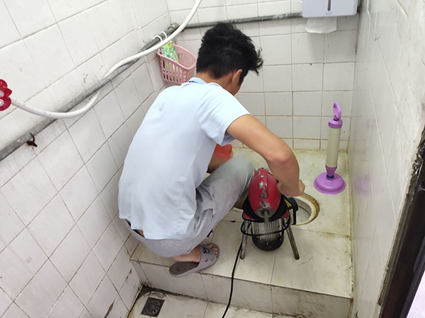 大观管道堵塞冒臭气 专业师傅现场解决问题