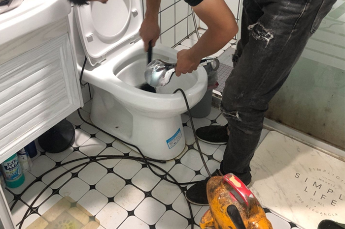 大观马桶堵塞自己疏通还是找师傅?专业上门服务让你省时更省心